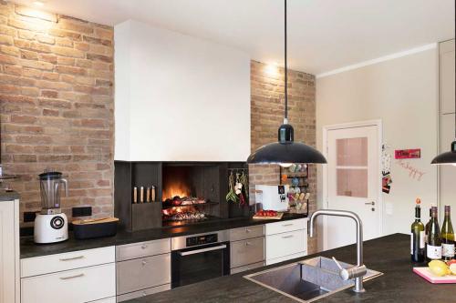 Brunner Offener Kamin flach Urfeuer-Küchenkamin® 50/66 mit Funktionsnische